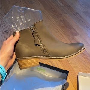 Blondo waterproof heeled booties, size 9